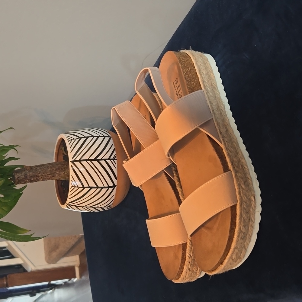 Platform Wedge Sandals Size: 8.5
